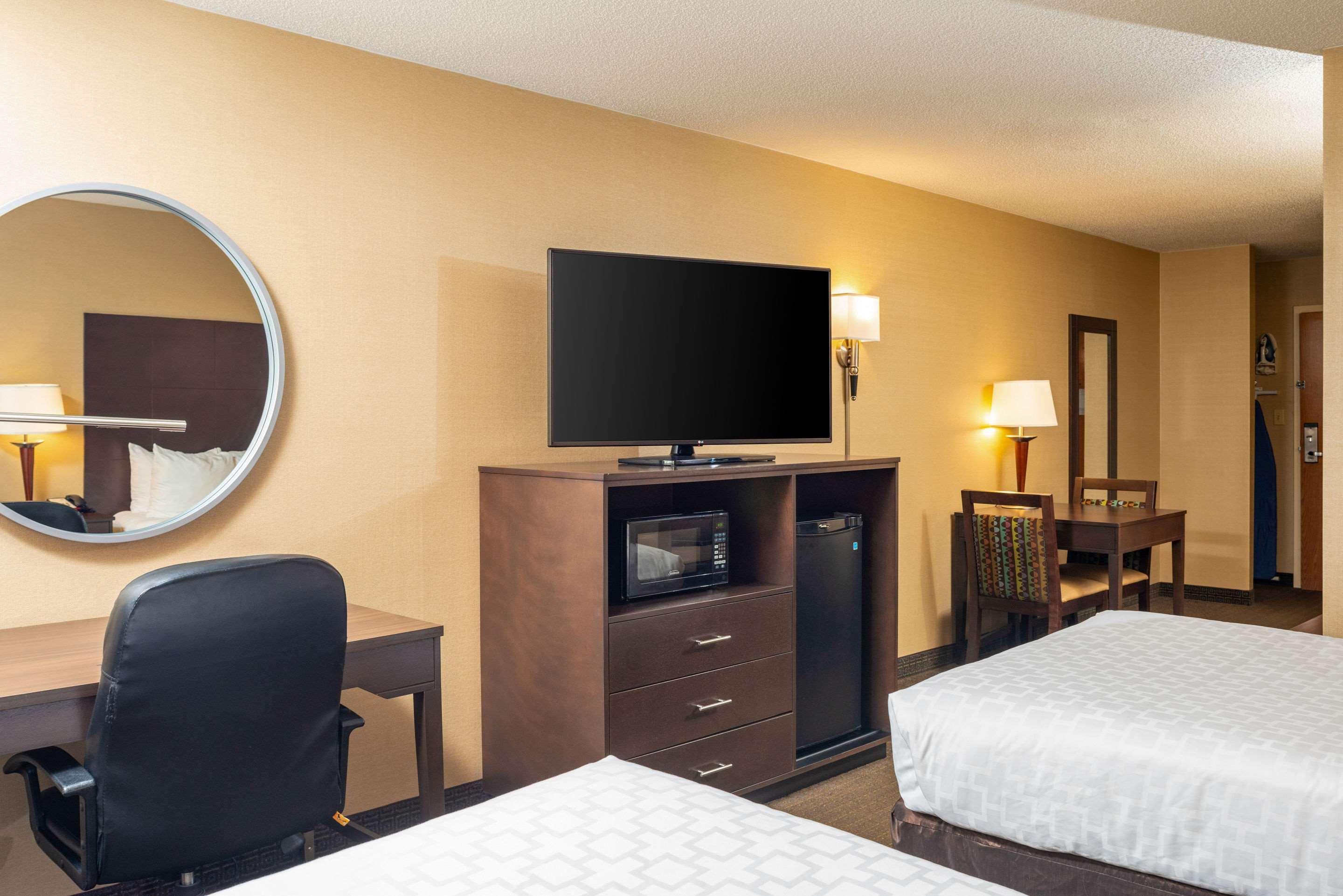 Hotel Clarion Pointe Harrisonburg Exterior foto